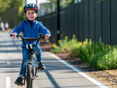 Junge mit Fahrrad