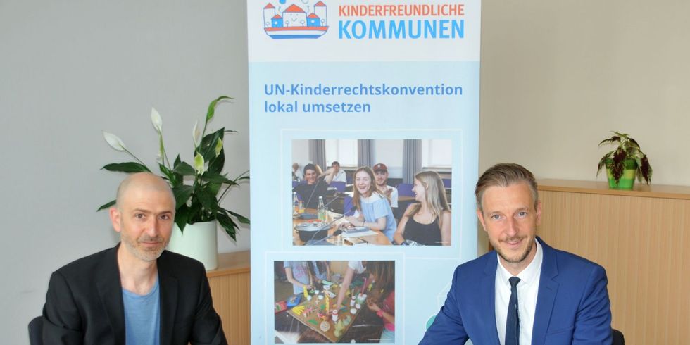 Vertragsunterzeichnung 'Kinderfreundliche Kommunen' - Dominik Bär und Bezirksstadtrat Gordon Lemm unterzeichnen die Verträge
