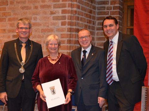 Bildvergrößerung: Bezirksbürgermeister Helmut Kleebank, Elisabeth Kranz, BVV-Vorsteher Joachim Koza und Raiko Thal