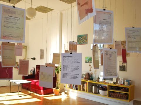 Installation mit Dokumenten in der Wohnküche von Marie Rolshoven, 2016
