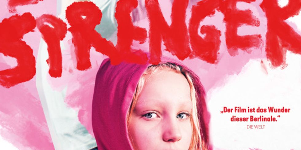 Filmtitel „Systemsprenger“ und Portrait der Hauptdarstellerin - ein Mädchen in rosafarbener Jacke mit Kaputze
