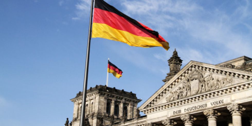 Reichstagsgebäude mit Deutschlandfahne