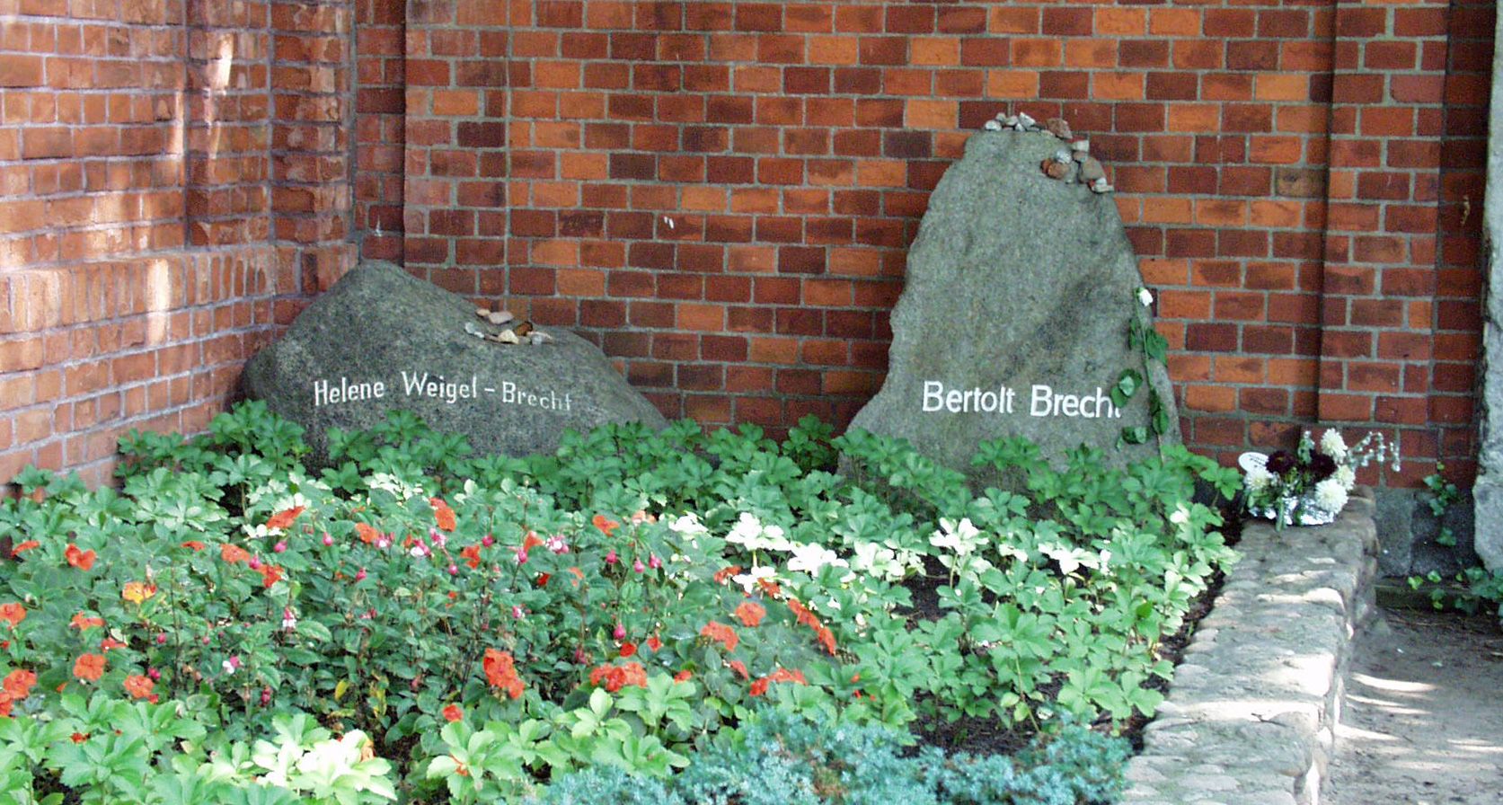 Ehrengrabstätten für Helene Weigel-Brecht und Bertolt Brecht auf dem Dorotheenstädtisch-Friedrichswerderschen Friedhof