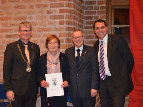 Bildvergrößerung: Bezirksbürgermeister Helmut Kleebank, Sabine zum Bruch, BVV-Vorsteher Joachim Koza und Raiko Thal