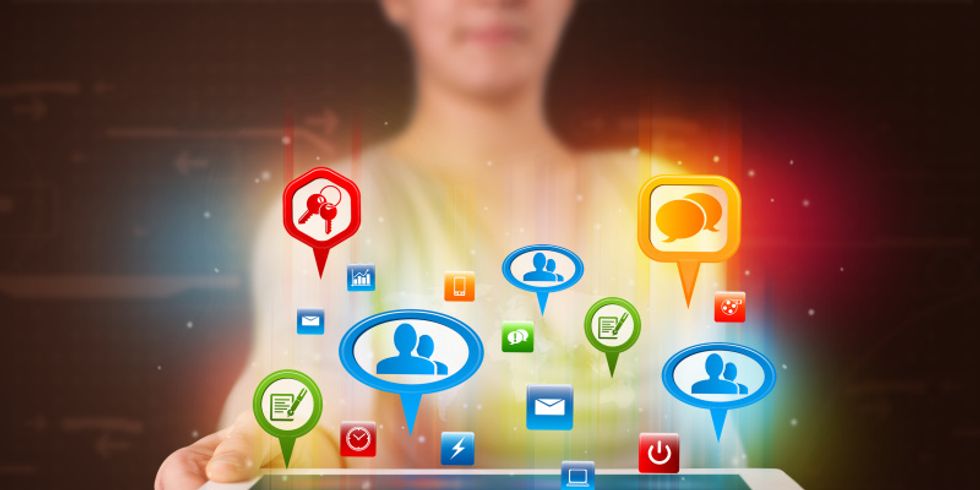 Frau präsentiert ein Tablet mit bunten Social Media Symbolen