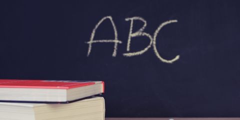 Bücherstapel mit ABC