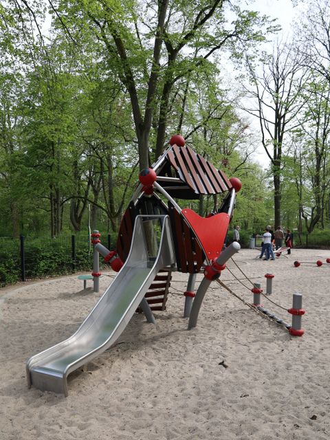 Bildvergrößerung: Kletterturm mit Rutsche im Heinrich-Laehr-Park