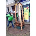 Bildvergrößerung: Herr Junge von Team50+ Greenpeace Berlin gießt den Zierapfel an 