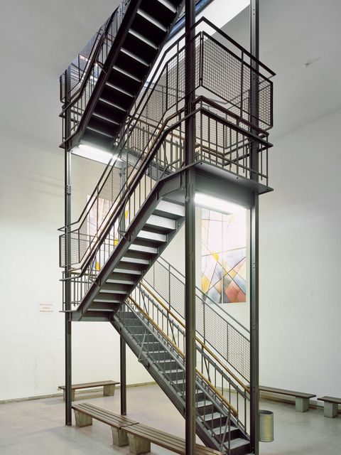 Bildvergrößerung: Lichtdurchfluteter Treppenaufgang mit einer in der Mitte angeordneten Treppe.
