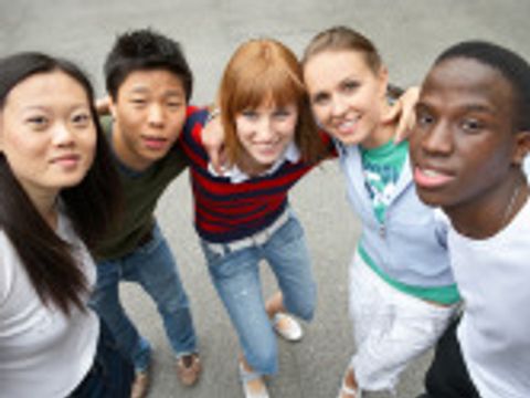 Gruppe junger Menschen internationaler Herkunft