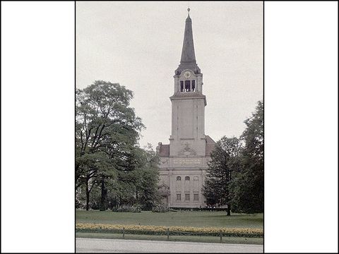 Erwin Barth - Foto des Platzes mit Kirche von Westen
