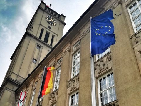 Rathaus Schöneberg mit der deutschen und europäischen Flagge
