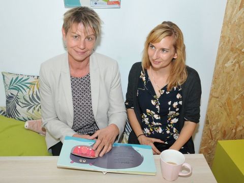 Besuch im Löwenladen am Kastanienboulevard - Senatorin Elke Breitenbach und Anya Weimann beim Blättern