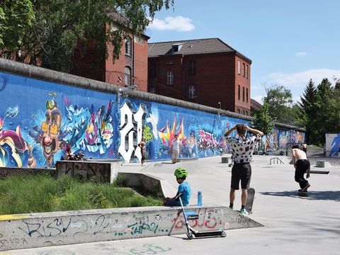 Der Skatepark am Poststadion mit bunter Graffiti-Mauer