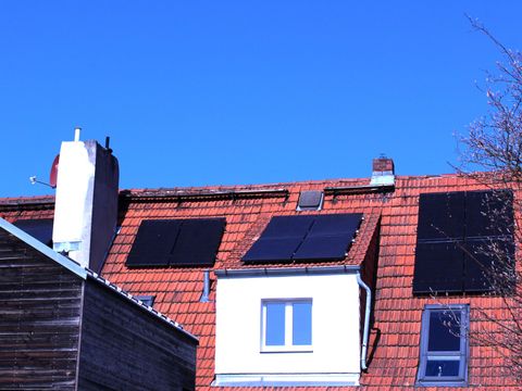 Solaranlage auf Dach eines Einfamilienhauses Ostseite