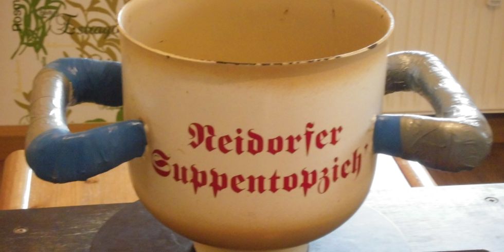 Museums-Suppentopf mit der Aufschrift Neidorfer Suppentopfich