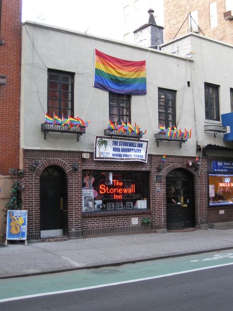 Bildvergrößerung: Über dem Stonewall Inn Eingang hängt einen Regenbogenfahne