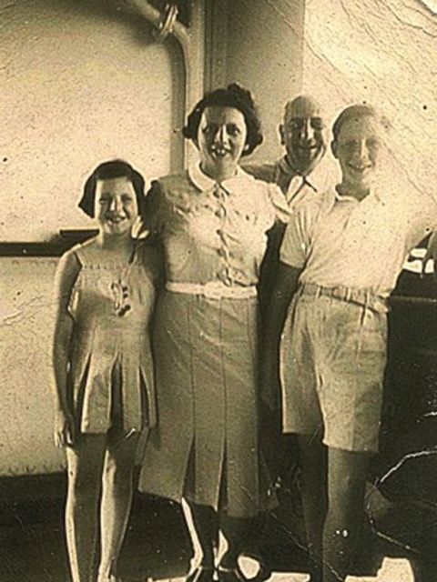 Bildvergrößerung: Familie Greve 1935 auf dem Balkon Kaiserdamm 10