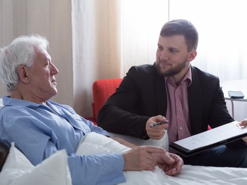 Junge Mann spricht mit dem alten Patient