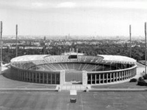 Olympiastadion mit Teilüberdachung um 1990