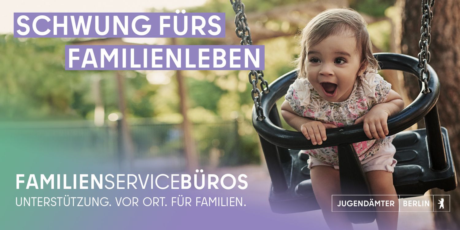 Key Visual der Kampagne der bezirklichen Familienbüros: fröhliches Baby auf einer Schaukel