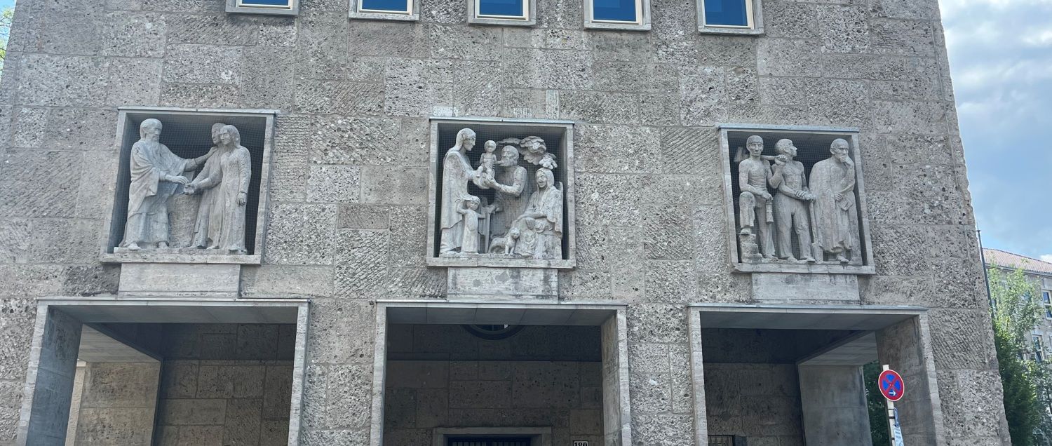 Skulpturenschmuck an Senatsverwaltung am Fehrbelliner Platz