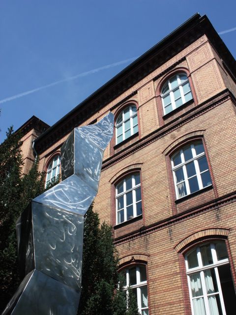 Bildvergrößerung: Kunst vorm Haus am Kleistpark