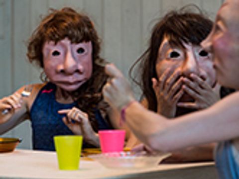 Bildvergrößerung: Maite - Ein berührendes, humorvolles Familiendrama mit Masken