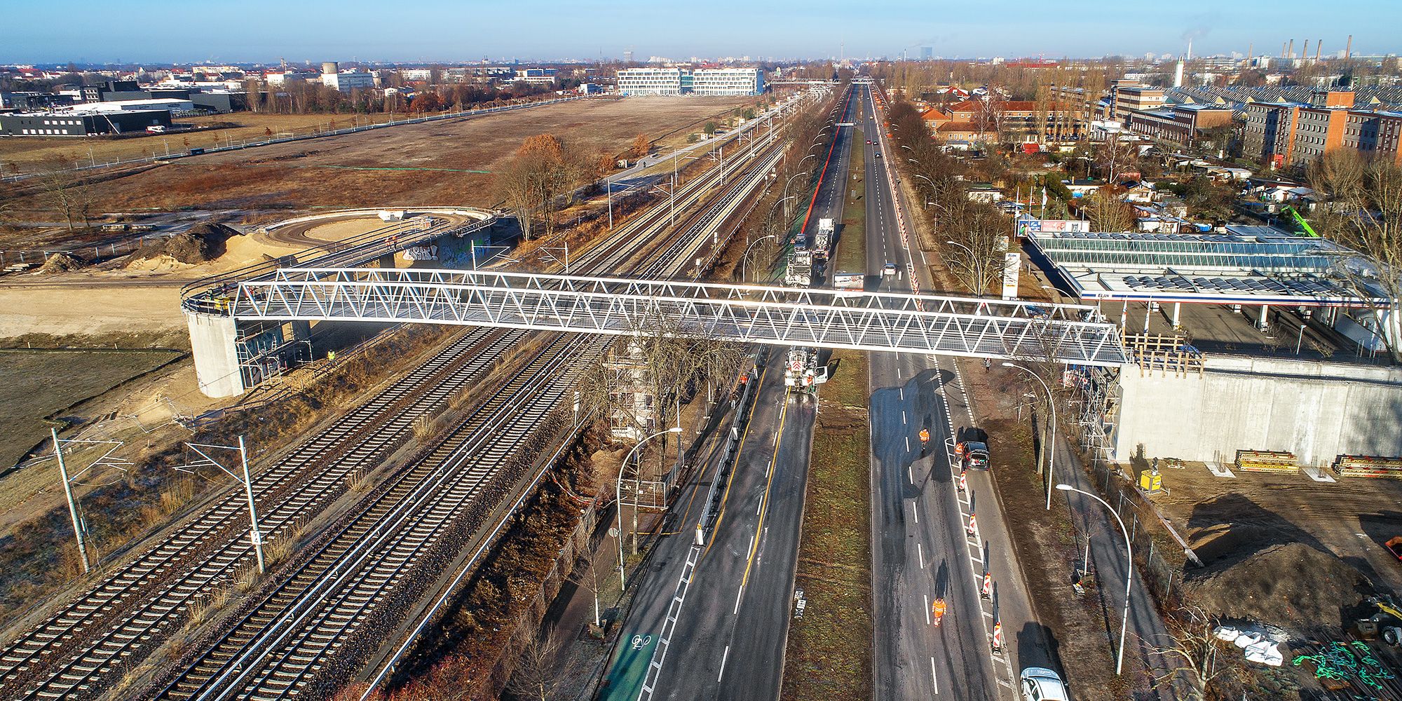 Bildvergrößerung: Fuß- und Radwegbrücke über die Bahnanlagen der DB AG und das Adlergestell Gleislinse Berlin Adlershof – Johannisthal