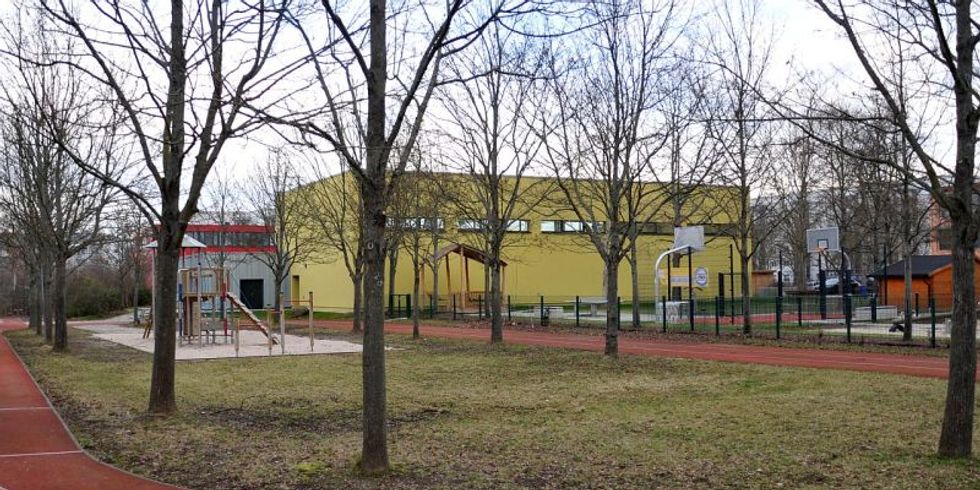 Übergabe Turnhalle Wolfgang-Amadeus-Mozart-Schule - Außenansicht Panorama