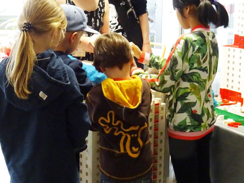 Übergabe Lego-Turm der degewo an die Marcana-Schule