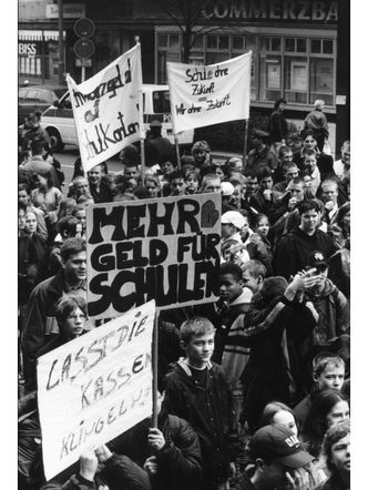 Schüler*innendemo vor dem Rathaus Pankow, April 2000