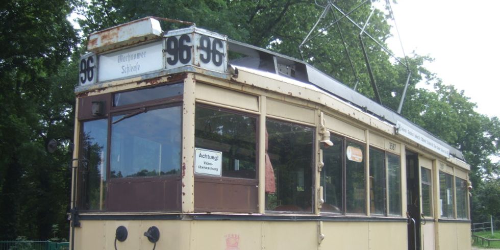 Eine historische Straßenbahn