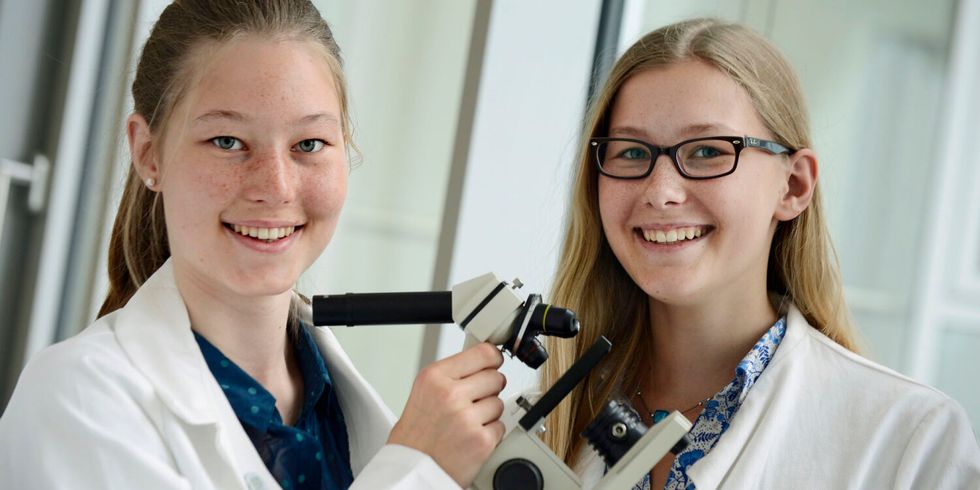 Zwei junge Wissenschaftlerinnen bei Jugend forscht e.V.