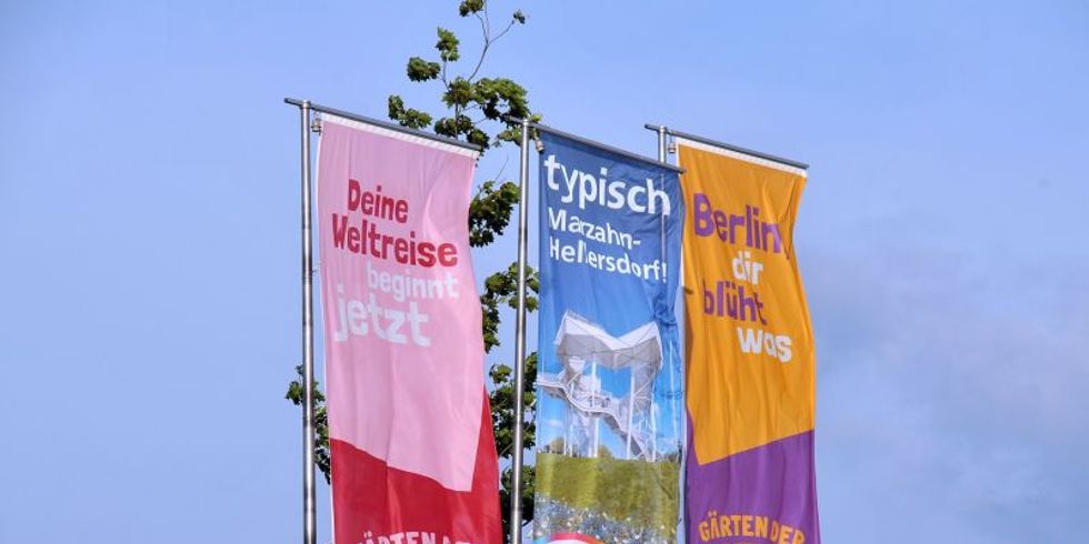 Geburtstagsfeier 40 Jahre Marzahn-Hellersdorf - Fahnen über der Arena in den Gärten der Welt