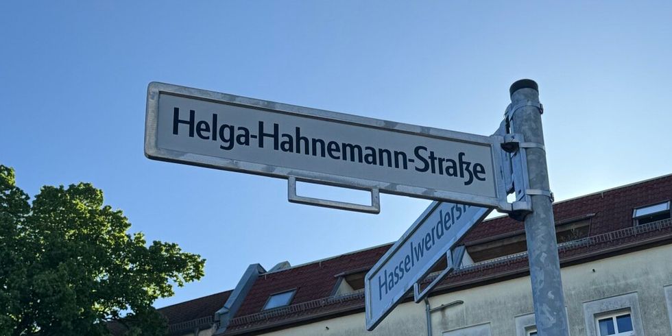 Straßenschild der Helga-Hahnemann-Straße