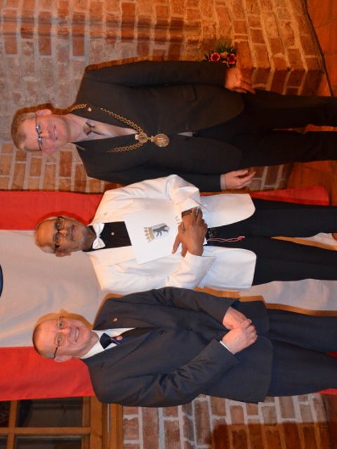 BVV-Vorsteher Joachim Koza, Mohamed Salih und Bezirksbürgermeister Helmut Klee-bank (von links nach rechts)