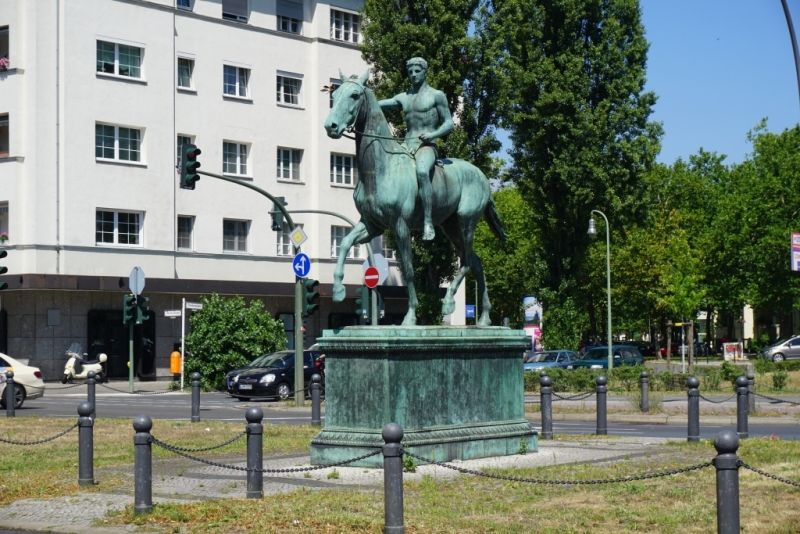 Bildvergrößerung: Steubenplatz Reiterskulptur