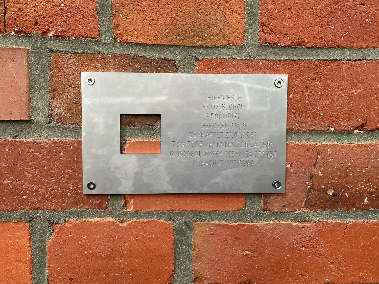 Die Metalltafel erinnert an den letzten Wohnort von Fritz Storch