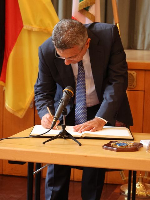 Bürgermeister Enzo Salera (Cassino) trägt sich ins Goldene Buch des Bezirks Steglitz-Zehlendorf ein