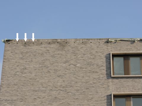 Bildvergrößerung: Bei diesem Neubau wurden Mauerseglerkästen an der Dachkante in die Fassaden eingelassen 