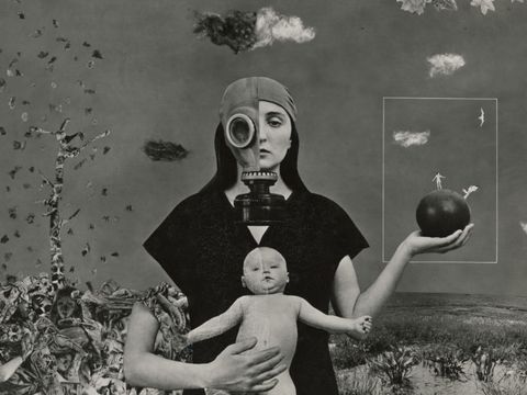 Eine Collage mit einer Frau mit Baby im Mittelpunkt. Die Collage ist zweigeteilt auf der einen Seite sieht man viele in einanderfliesende Dinge, auf der anderen Seite ein Feld mit Wolken. Auf der linken Seite trägt die Frau eine Gasmaske, recht hält sie eine Ball mit 2 Menschen.