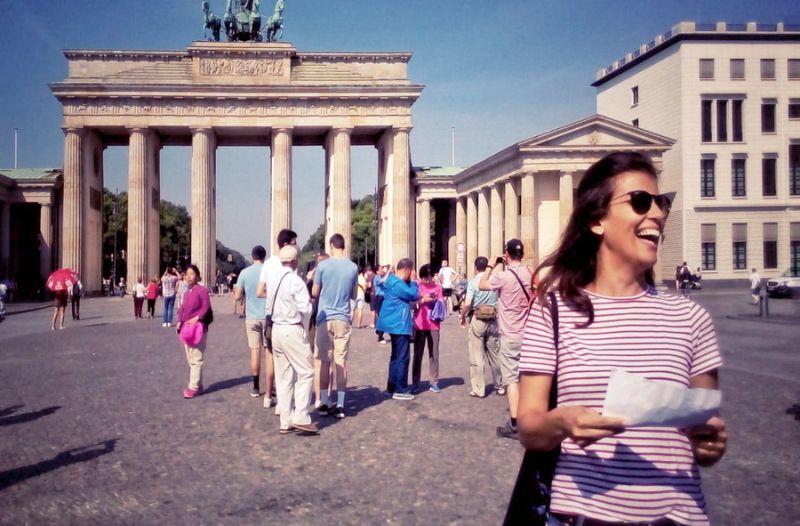 Raquel Deutschlernerin vor Brandenburger Tor