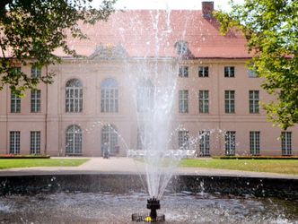 Schloss Schönhausen mit Springbrunnen