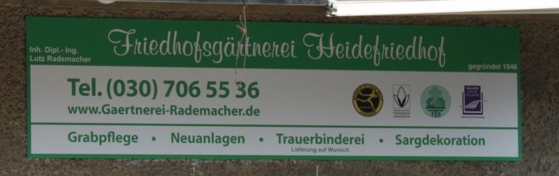 Bildvergrößerung: Schild über dem Eingang des Heidefriedhofs