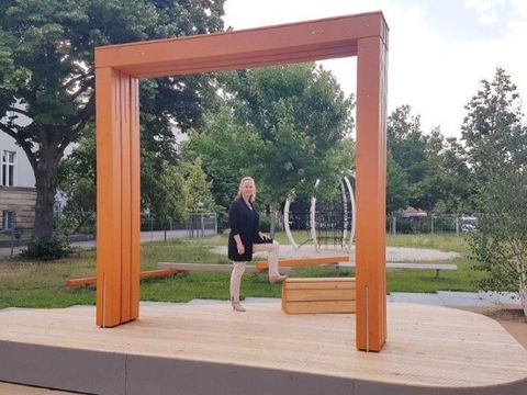 Bildvergrößerung: Bezirksstadträtin Katrin Schultze-Berndt (CDU) freut sich über die Eröffnung des Spielplatzes