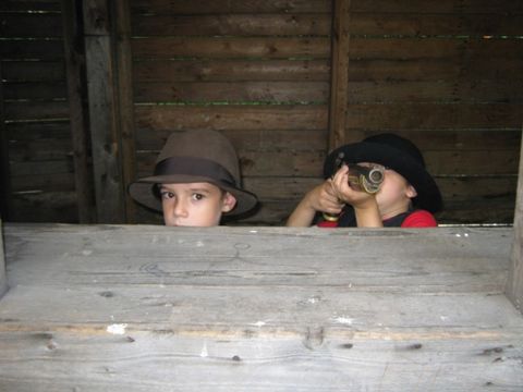 Bildvergrößerung: Hier sehen Sie zwei Kinder im Räuber-Workshop im Jugend Museum