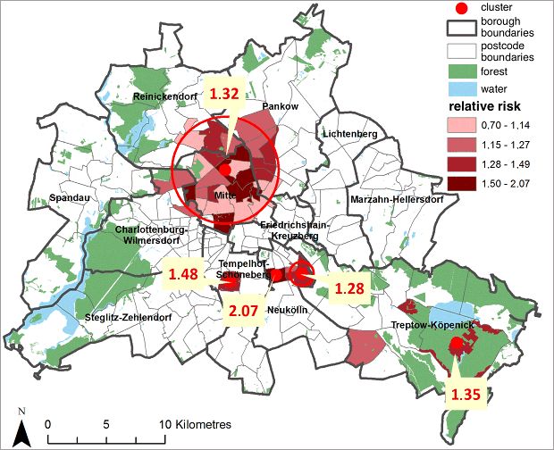 Fig. 29: Relative risks for patient admissions in hospitals for ≥ 65-year-olds with diseases of the respiratory system during the summer months of 2000-2009 in Berlin for the patients' places of residence (postcode areas). The red dots indicate the significant clusters with increased risk. Values greater than 1 indicate an increased risk. A value of 1.5 means that the risk in the corresponding cluster is 1.5 times higher than outside of the cluster. In addition, the risks of the postcode areas within the clusters are shown in quartiles 