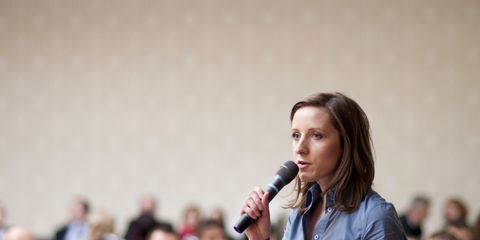 Frau spricht vor Publikum
