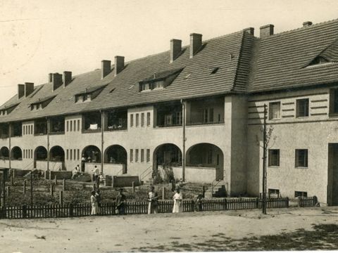 Bildvergrößerung: Foto der Häuserzeile mit Gärten an der Lindengasse um 1920